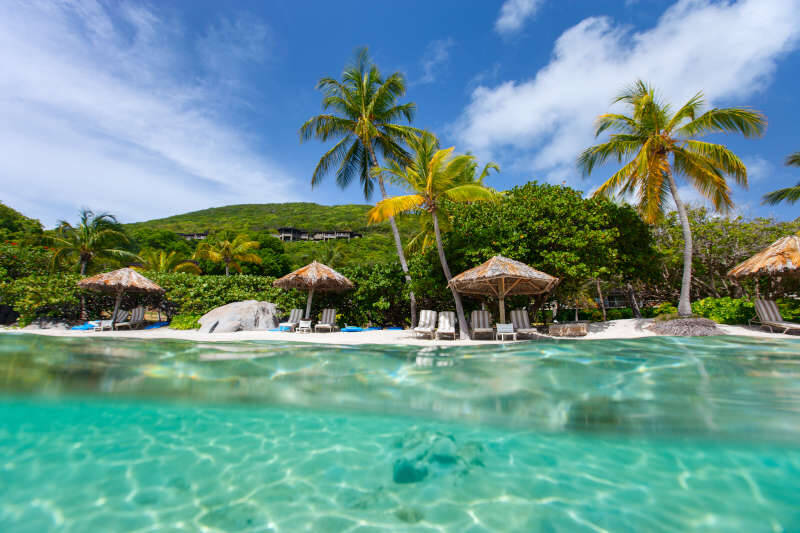 Opplev krystallklart vann og hvite sandstrender på Jomfruøyene, Antigua og Bahamas.
