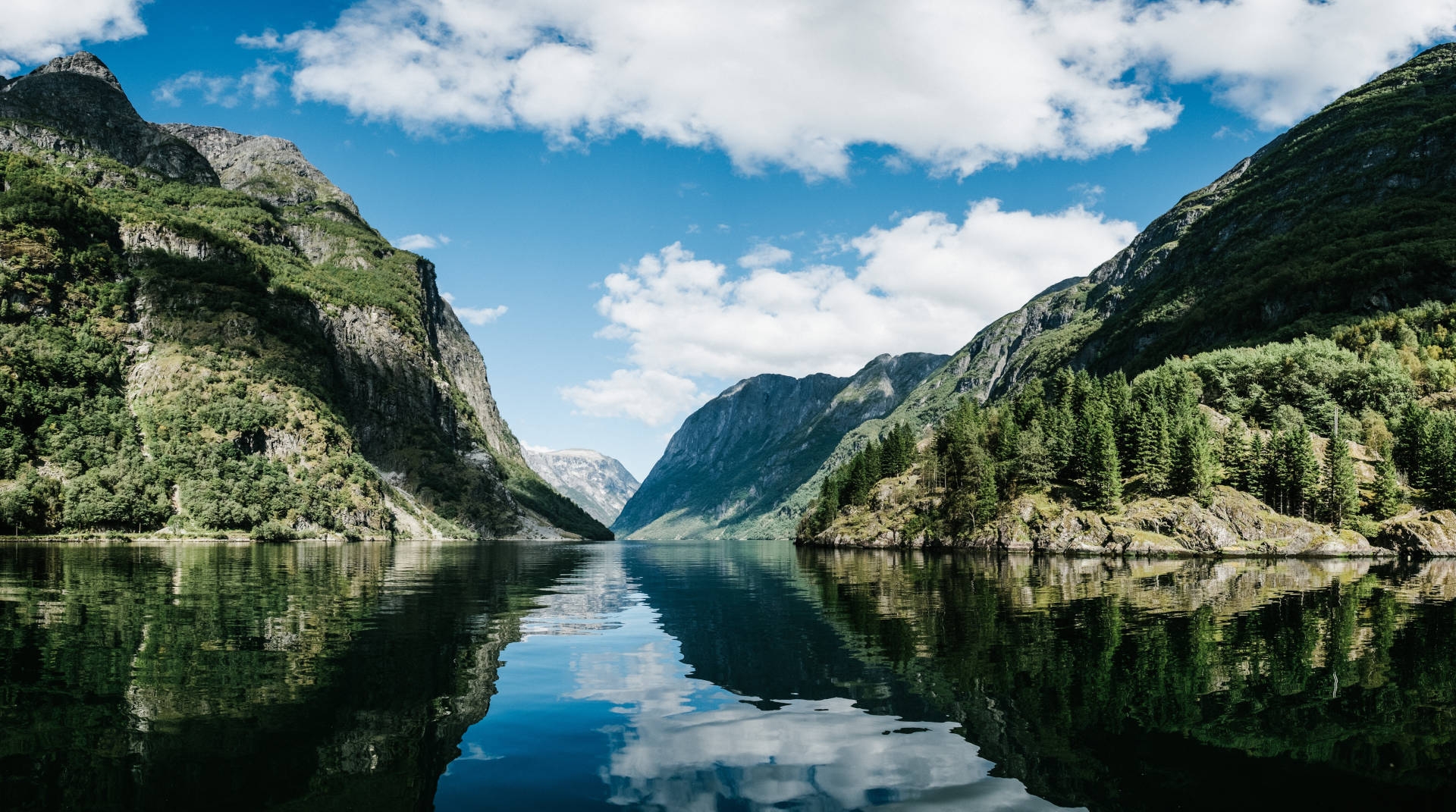 Utforsk Norges dramatiske fjorder, majestetiske fjell og uberørte kystlinje.