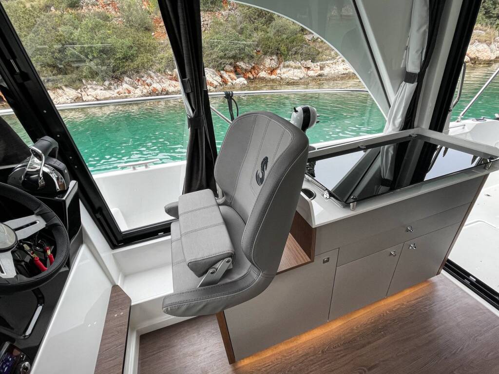 Motorboot Antares 9 OB Arya