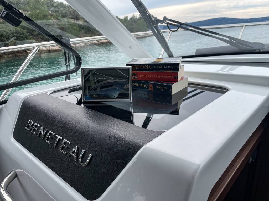 Motorboot Antares 9 OB Arya
