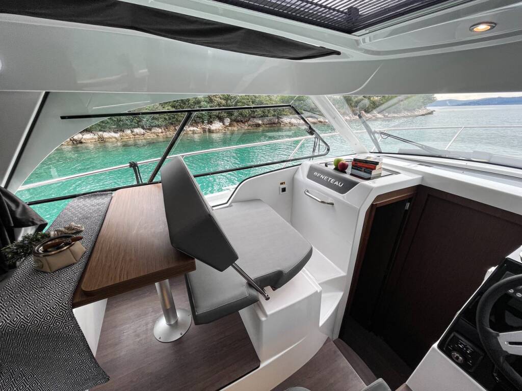 Motorboot Antares 9 OB Arya