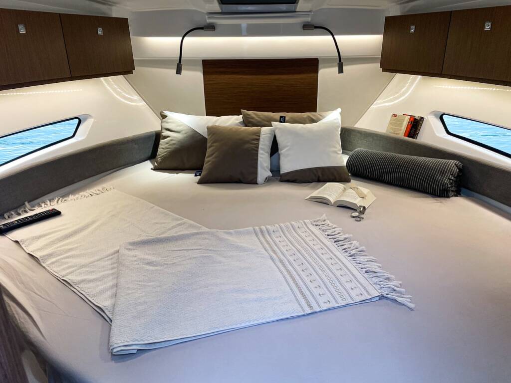Motorboot Antares 9 OB Arya