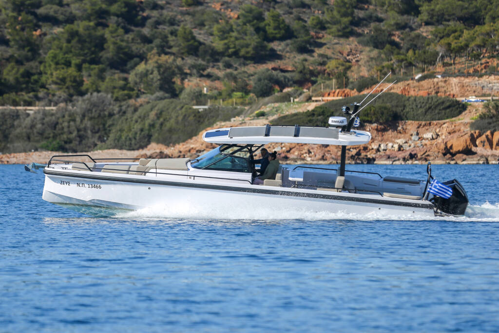Motorboot Axopar 37 Sun Top Zeus