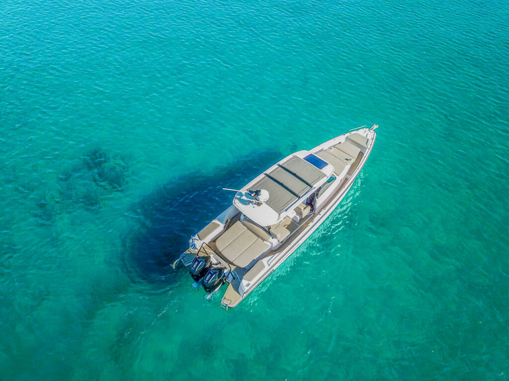 Motorboot Axopar 37 Sun Top Zeus