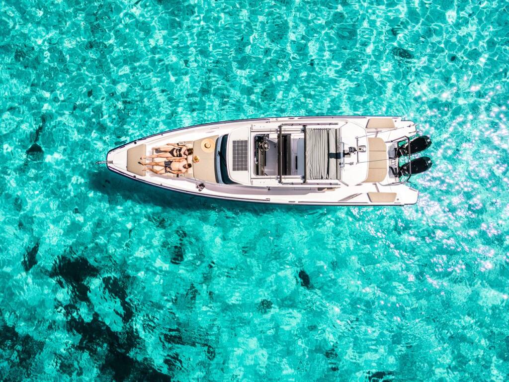 Axopar 37 Sun Top Axopar 37