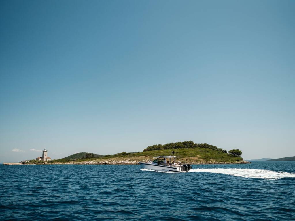 Axopar 37 Sun Top Axopar 37