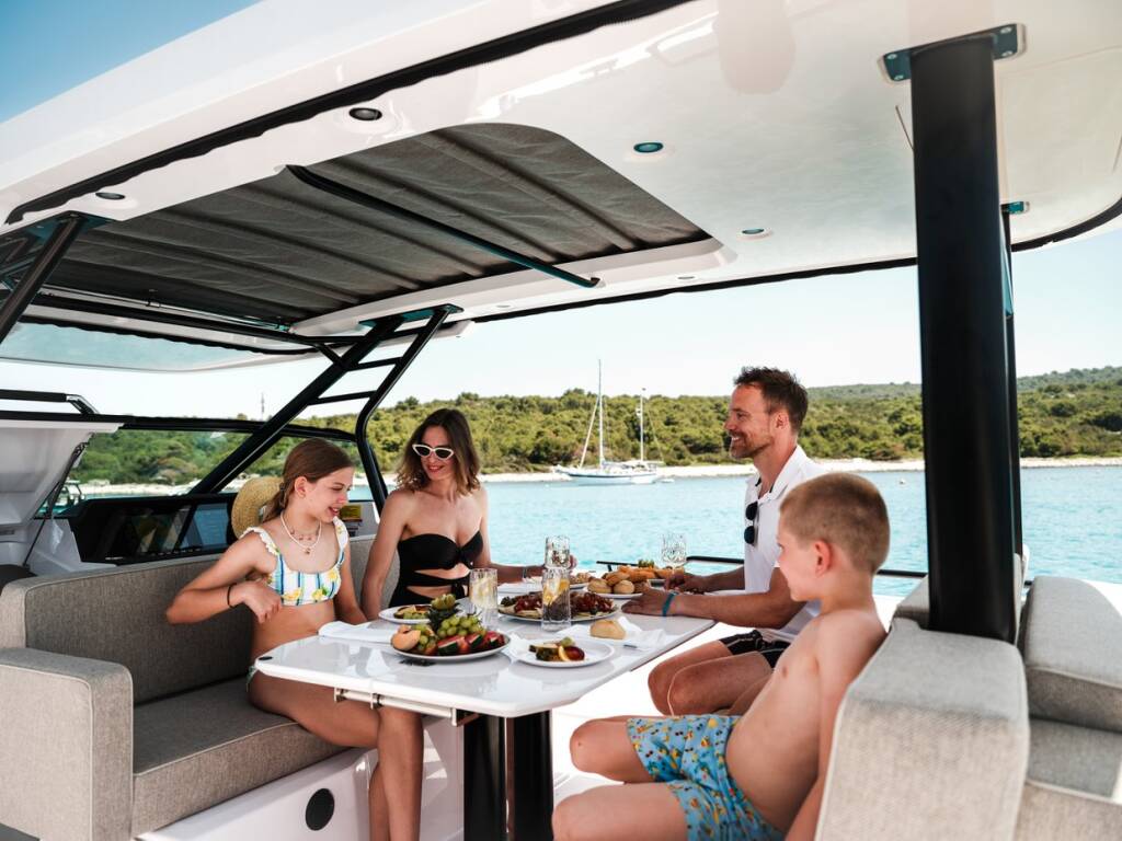 Axopar 37 Sun Top Axopar 37