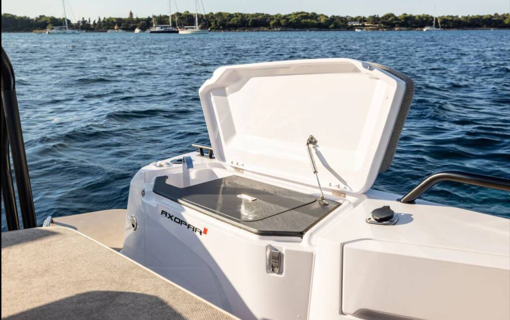 Motorboot Axopar 37 XC Cross Cabin 
