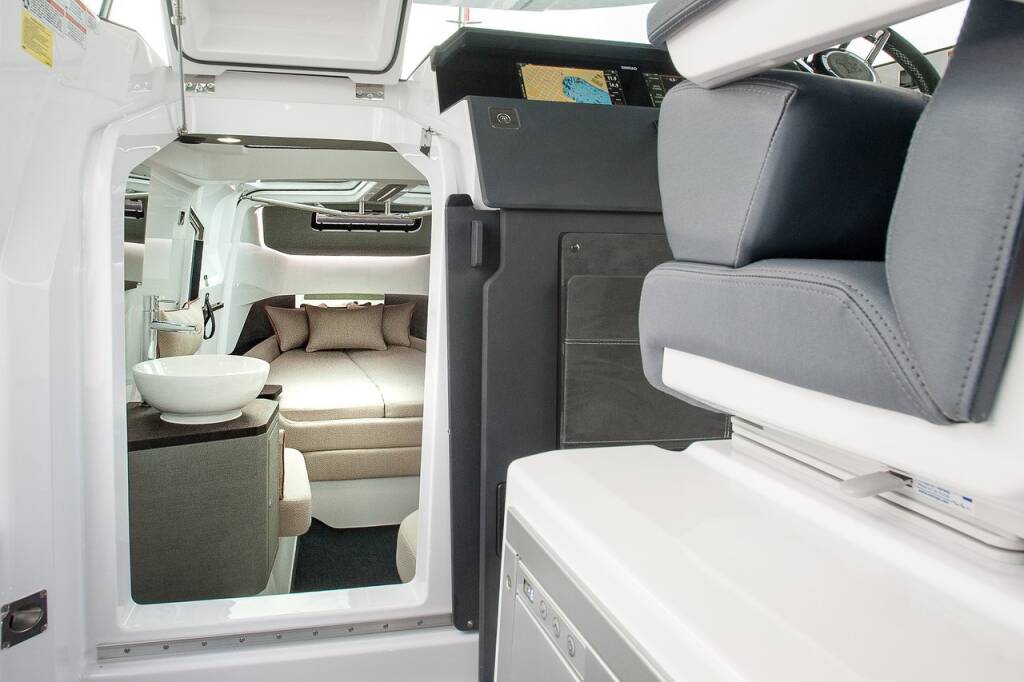 Motorboot Axopar 37 XC Cross Cabin 