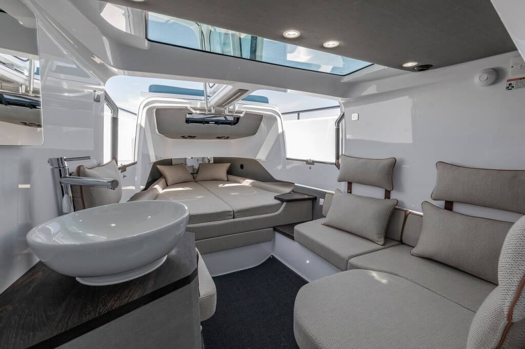 Motorboot Axopar 37 XC Cross Cabin 