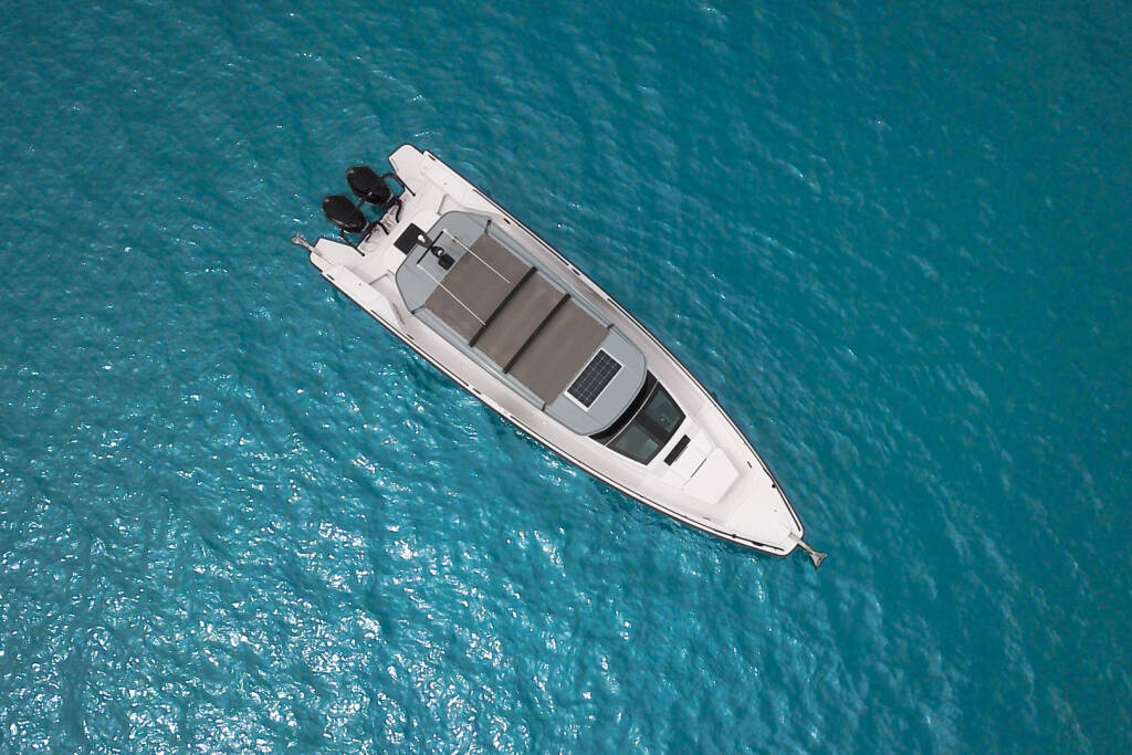 Motor boat Axopar 37 XC Cross Cabin 