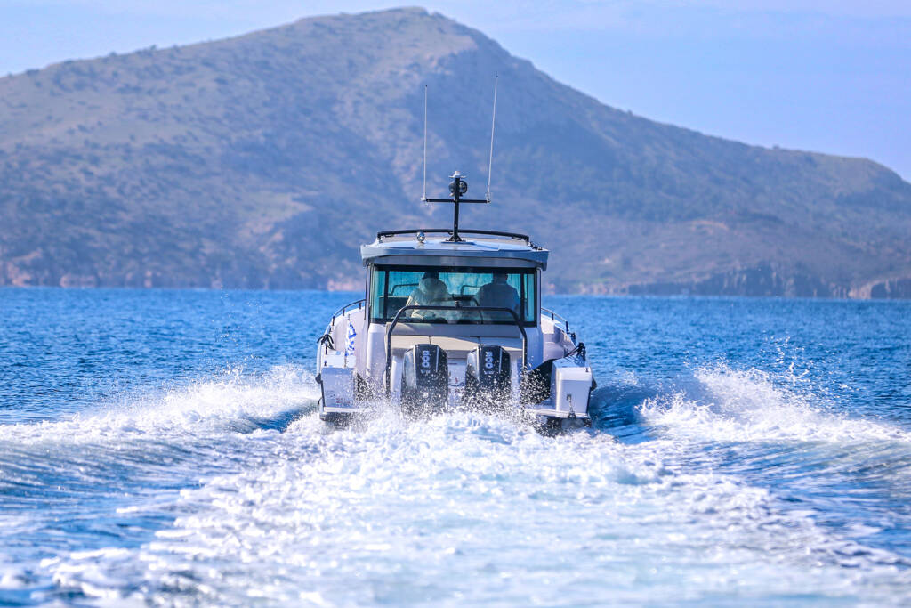 Motor boat Axopar 37 XC Cross Cabin 