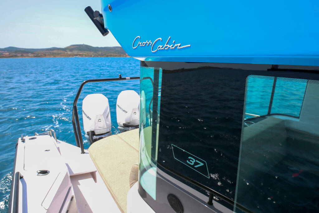 Motorboot Axopar 37 XC Cross Cabin Vida
