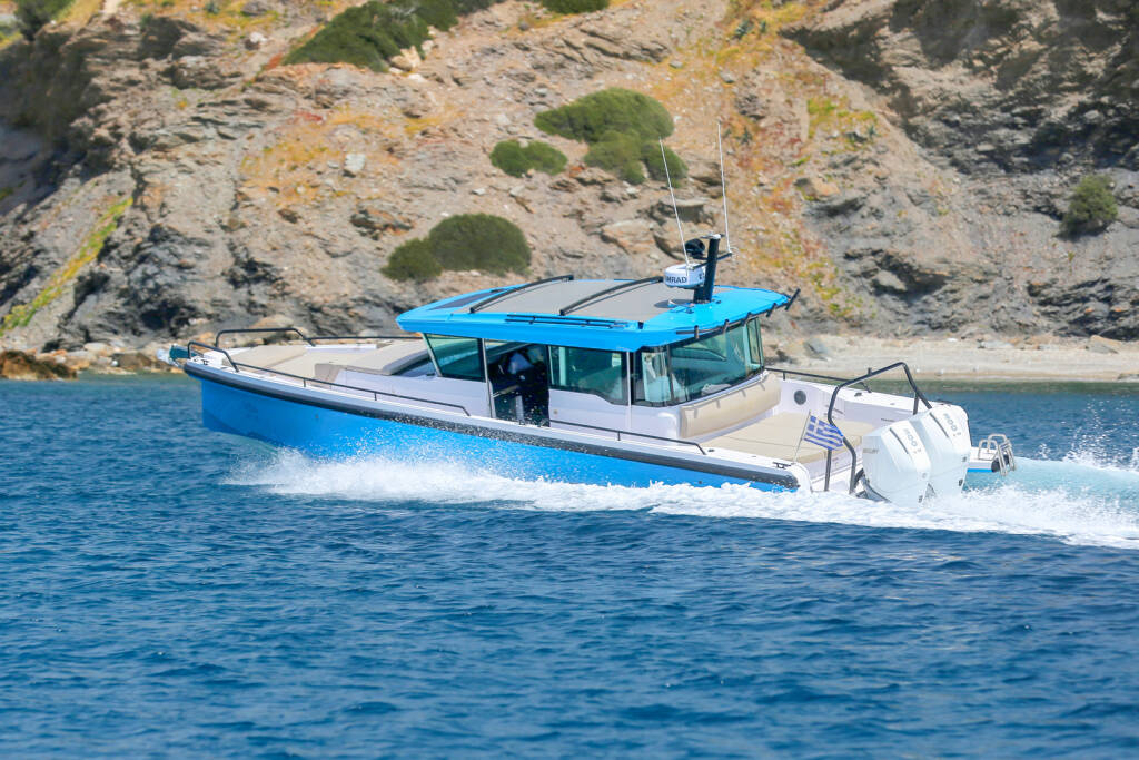 Motorboot Axopar 37 XC Cross Cabin Vida