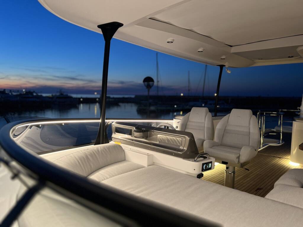 Motor yacht Azimut Magellano 66 Moon light