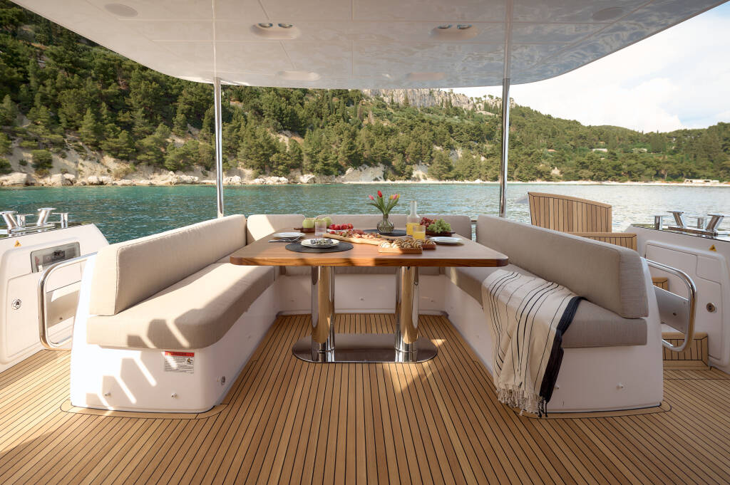 Motor yacht Azimut Magellano 66 Ava 2