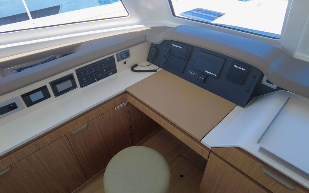 Bali Catspace Black Swan