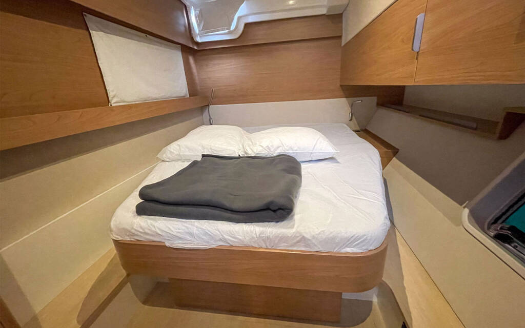 Bali Catspace Black Swan