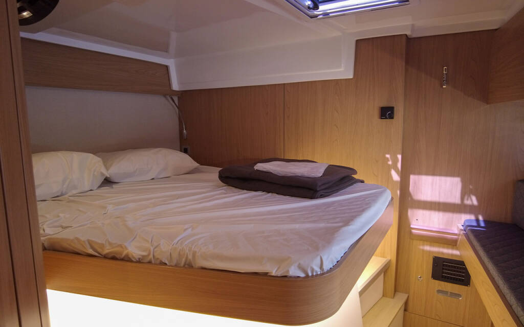 Bali Catspace Black Swan