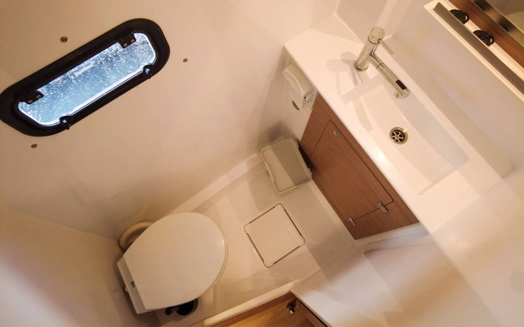 Bali Catspace Black Swan