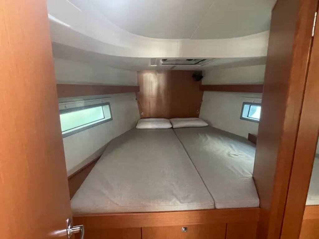 Bavaria C42 Blackberry