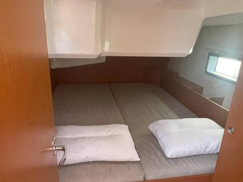 Bavaria C42 Blackberry