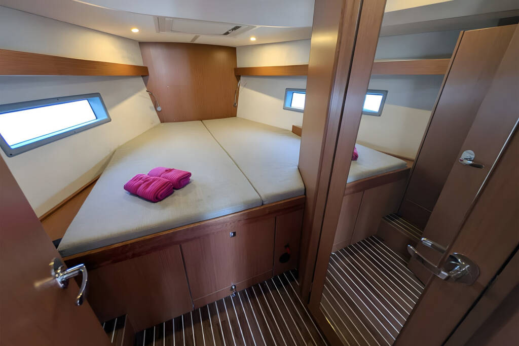 Bavaria C42 Blue Eyes