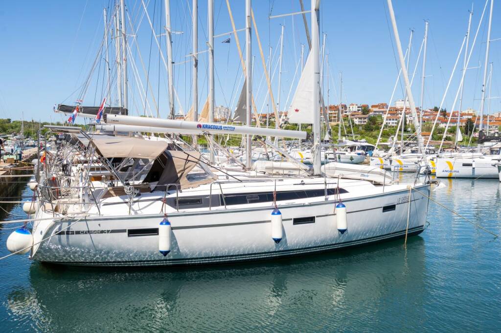 Sailing yacht Bavaria Cruiser 37 Kata