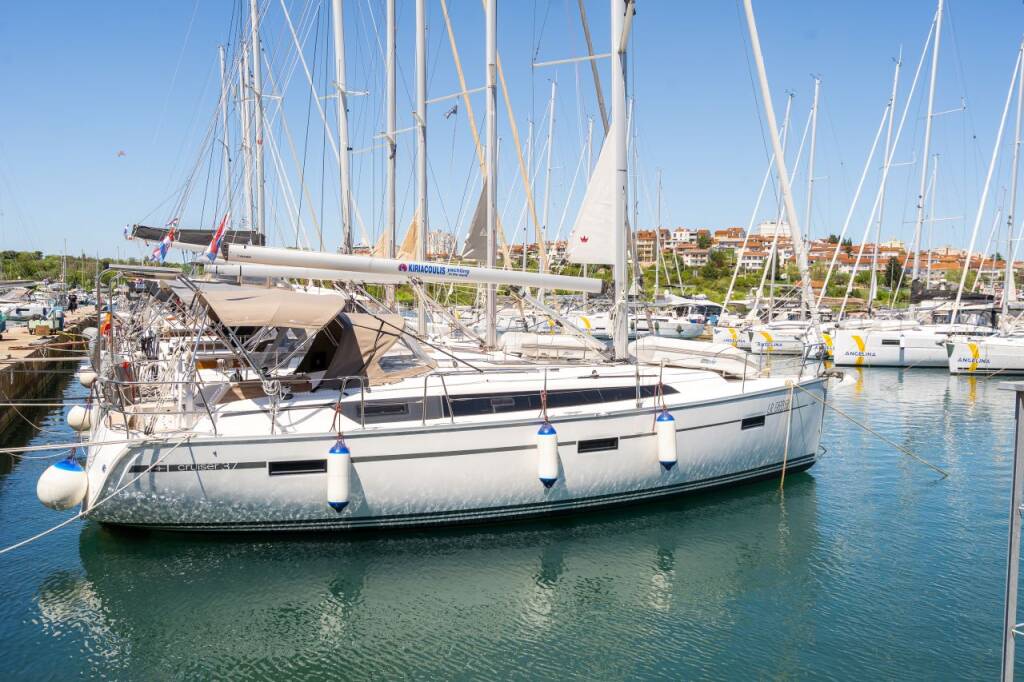 Sailing yacht Bavaria Cruiser 37 Kata