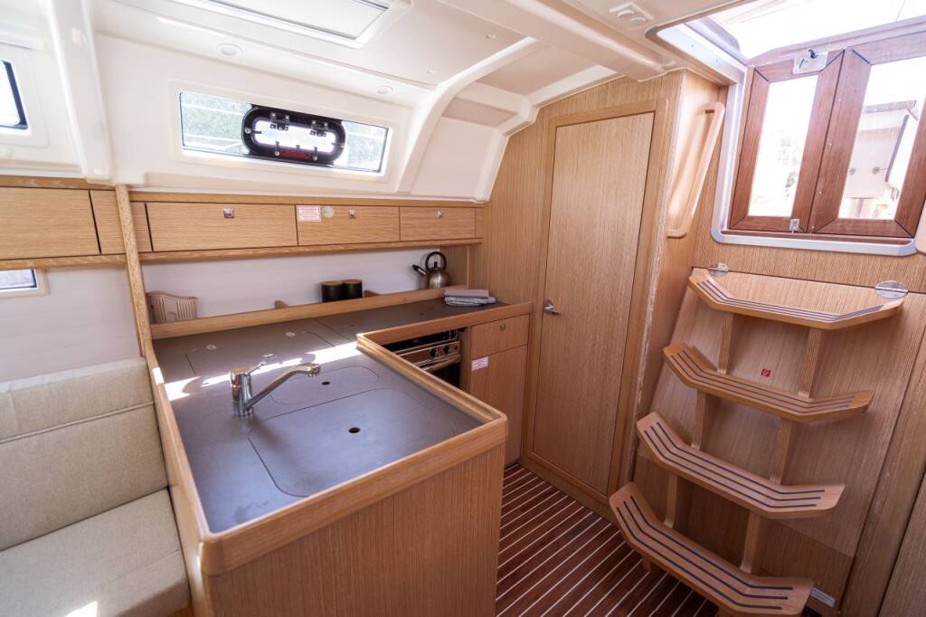 Sailing yacht Bavaria Cruiser 37 Kata