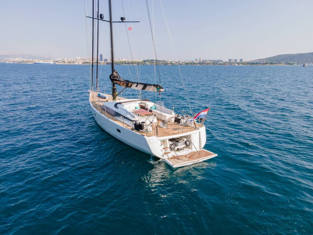Sailing yacht CNB 76 Bubbles