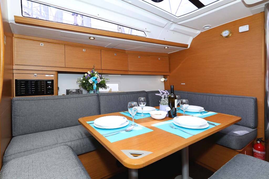 Segelyacht Dufour 430 Lucia 1
