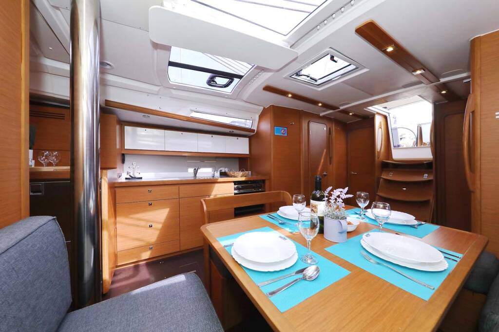 Segelyacht Dufour 430 Lucia 1