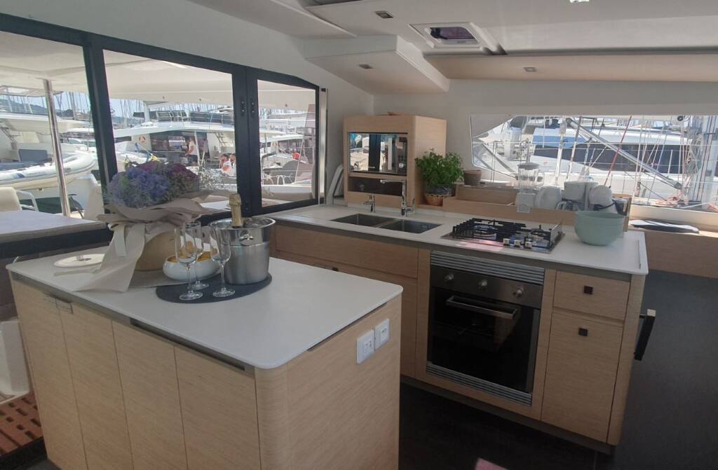 Catamaran Fountaine Pajot Aura 51 Sunrise