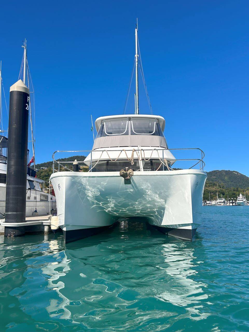 Power catamaran Fountaine Pajot MY 37 PLUTON_DB