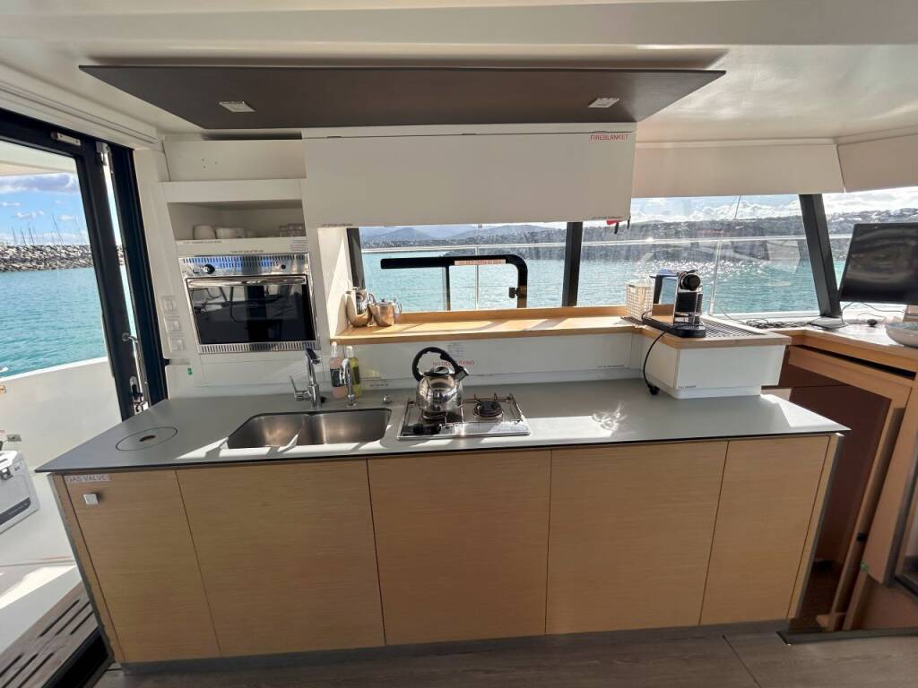 Power catamaran Fountaine Pajot MY 37 PLUTON_DB