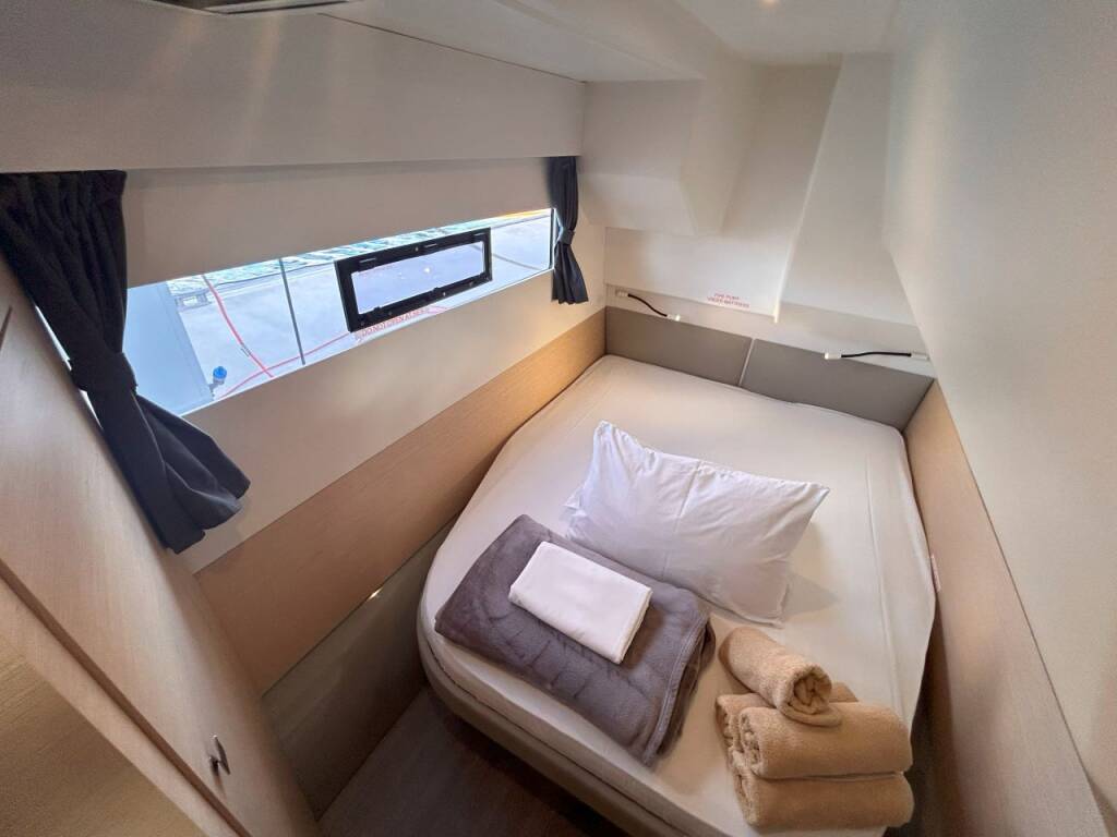 Power catamaran Fountaine Pajot MY 37 PLUTON_DB
