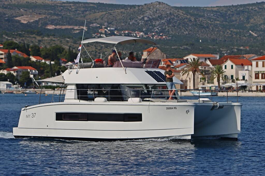 Power catamaran Fountaine Pajot MY 37 Thunderball