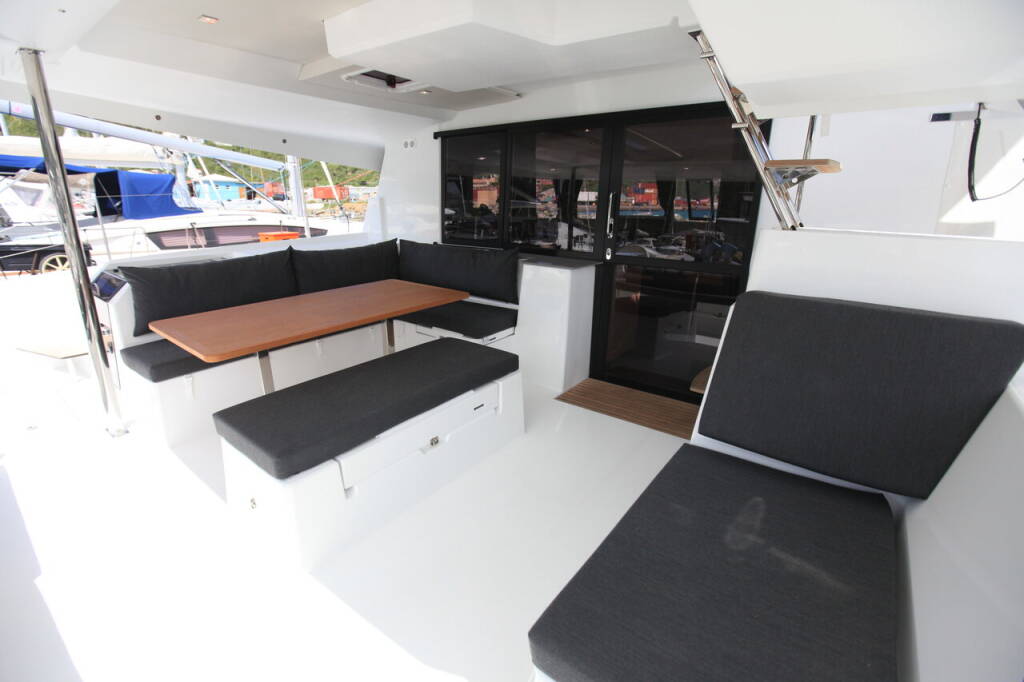 Katamaran Fountaine Pajot Saona 47 Quintet Three Sheets