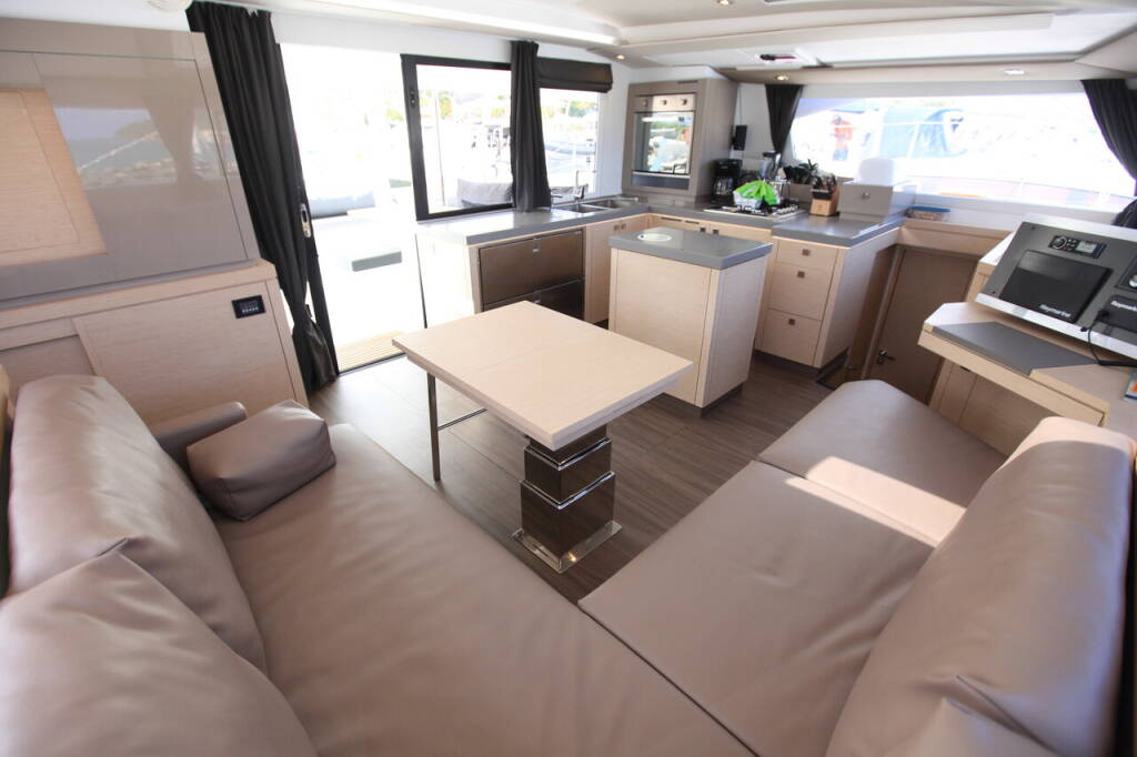 Katamaran Fountaine Pajot Saona 47 Quintet Three Sheets