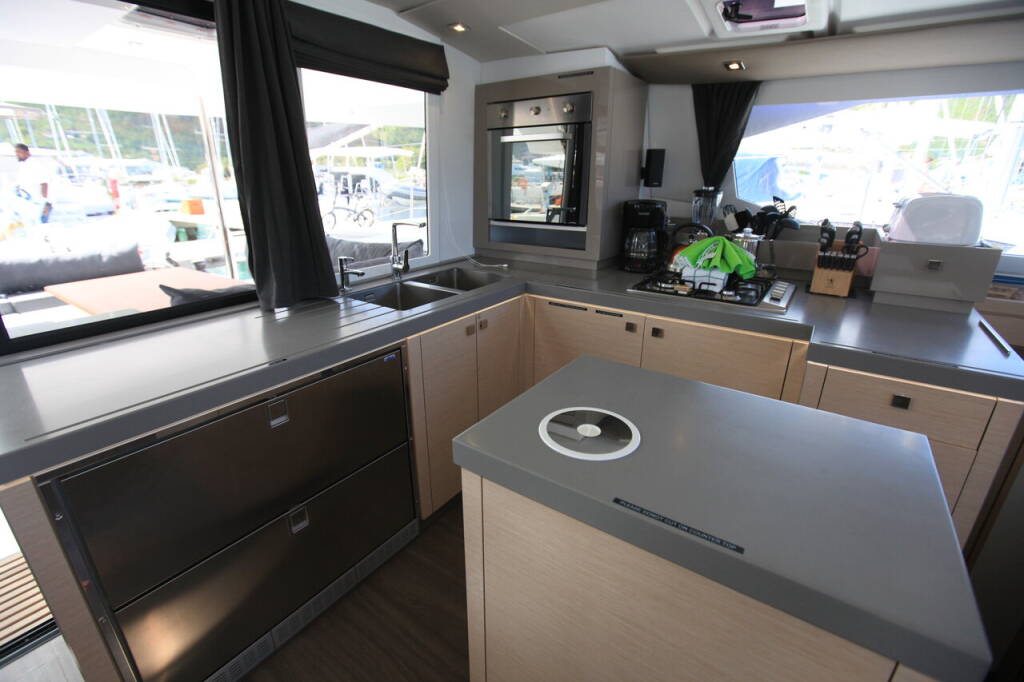 Katamaran Fountaine Pajot Saona 47 Quintet Three Sheets