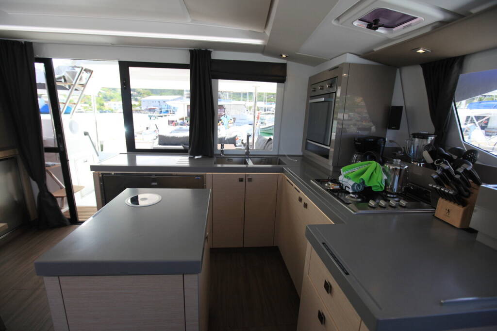Katamaran Fountaine Pajot Saona 47 Quintet Three Sheets