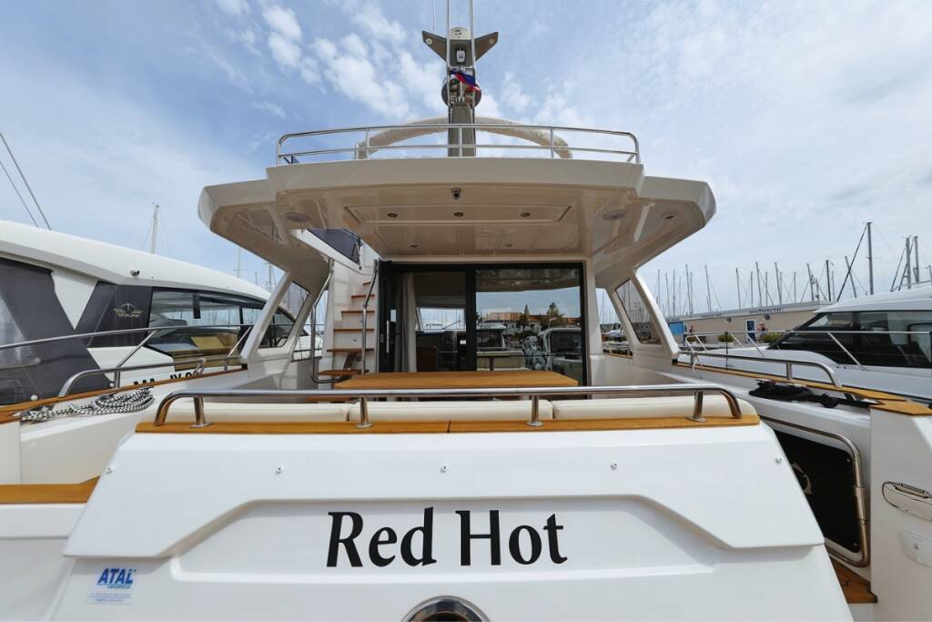 Motor yacht Greenline 48 Red Hot