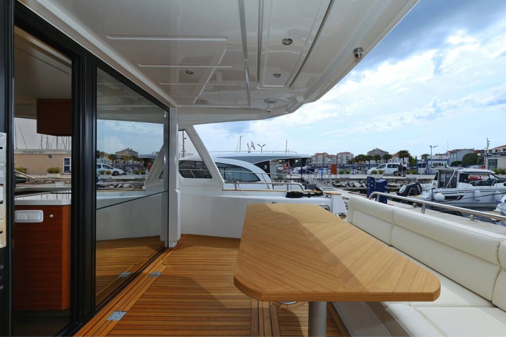 Motor yacht Greenline 48 Red Hot