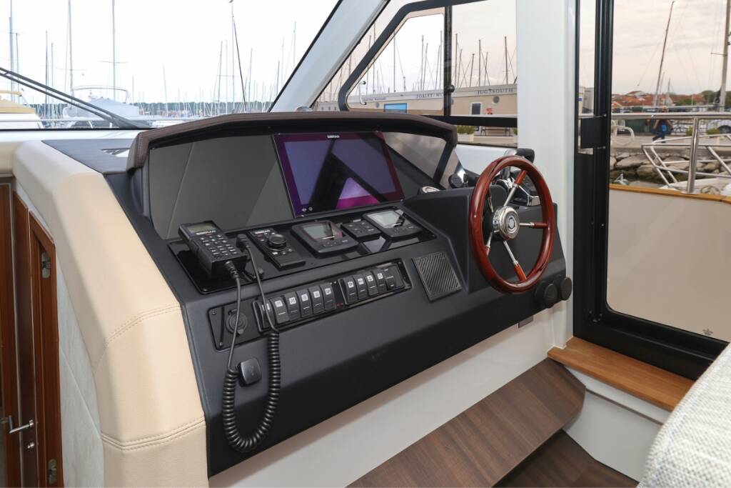 Motor yacht Greenline 48 Red Hot