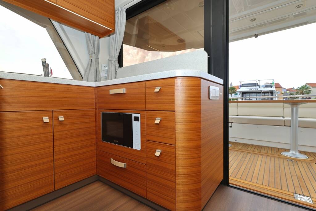 Motor yacht Greenline 48 Red Hot
