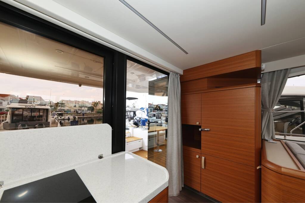 Motor yacht Greenline 48 Red Hot