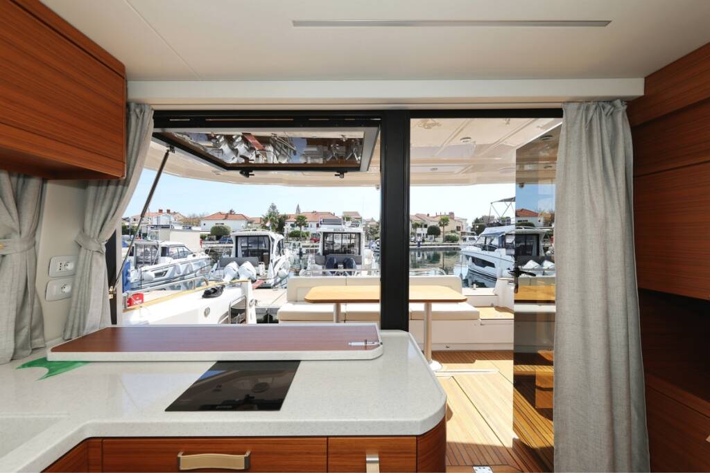 Motor yacht Greenline 48 Red Hot
