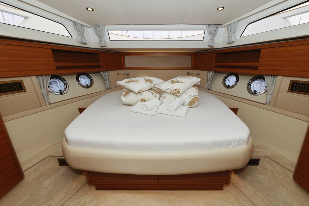 Motor yacht Greenline 48 Red Hot