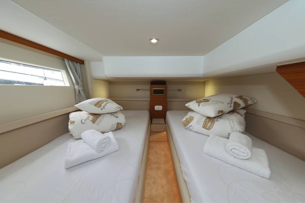 Motor yacht Greenline 48 Red Hot